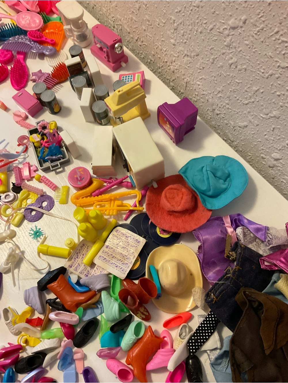 Huge Lot Of Vintage Barbie Accessories - Picture 9 of 11